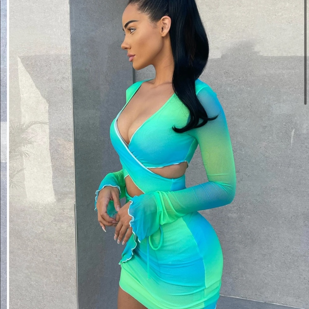 BLUE/GREEN LONG-SLEEVE CUT OUT DRESS 💚💙